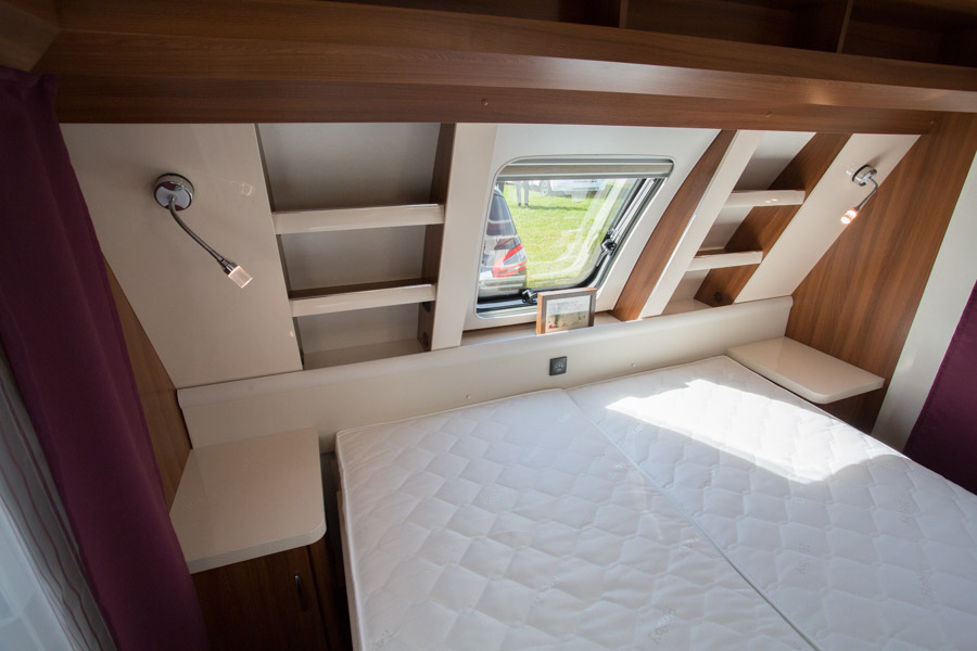 Der er fin plads til opbevaring af småting i sengegavlen. Bemærk også sengebordene