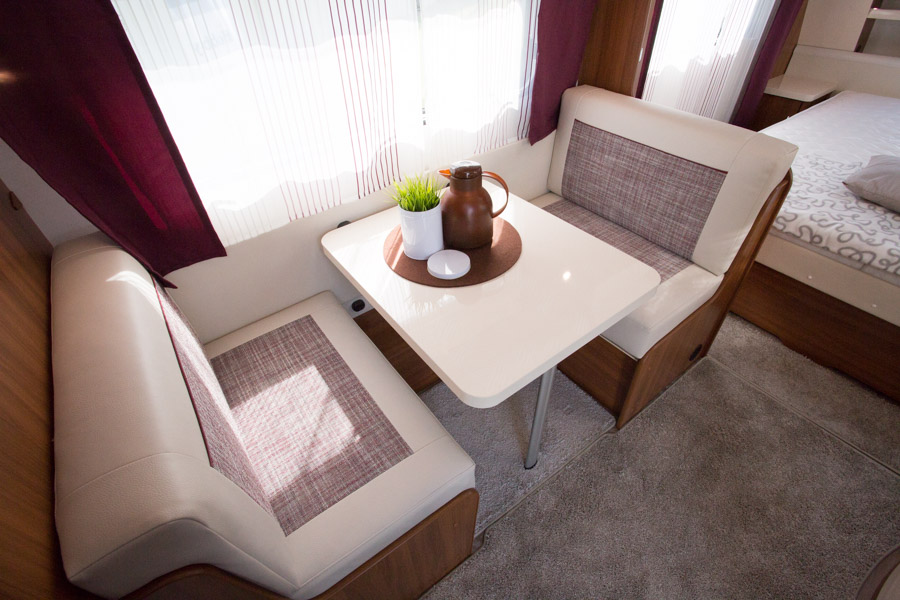 Siddegruppen i Hobby Excellent 460 SFf er ikke voldsomt stor, men der er fin plads til to personer