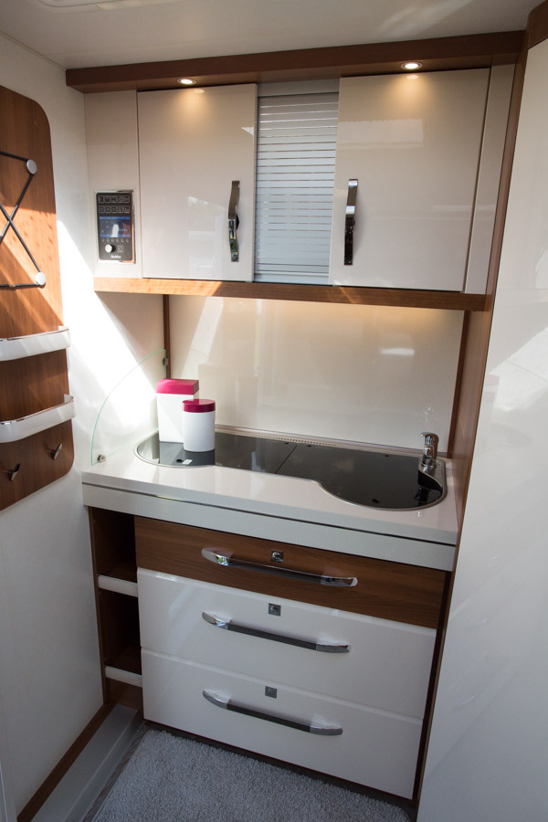 Køkkenet er placeret bagerst i campingvognen. Her er fin plads til opbevaring af service, mad og andet køkkengrej.