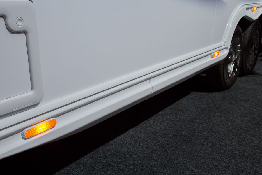 Positionslyset er blevet integreret mere i skørtet