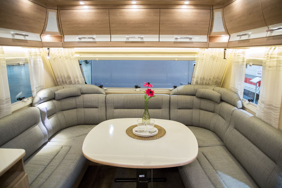 Stor siddegruppe med plads til hele familien