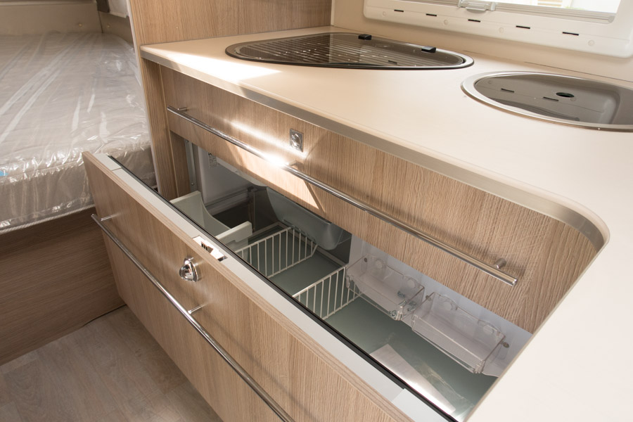 Alle Allegra modellerne kan udstyres med Caravelairs unikke skuffe-kompressor køleskab