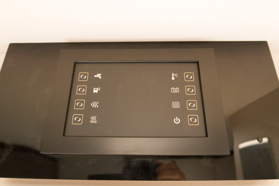 Nyt er også Allegra kontrolpanel. Det er med trykfølsom skærm, og kan styre lys, vandpumpe, gulvvarme, vandvarmer samt vise status for batteri, vandstand, gasforbrug m.m.