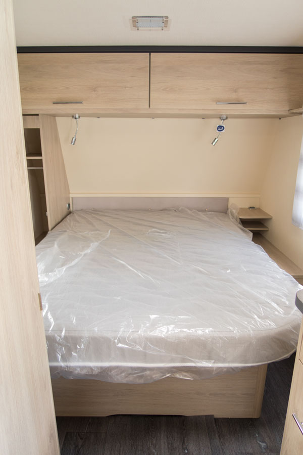 Den fritstående dobbeltseng