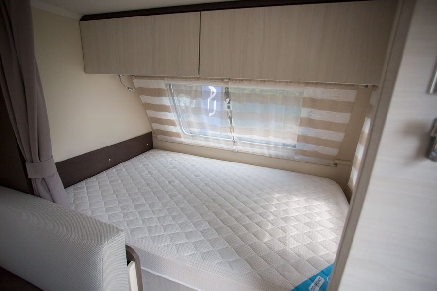 Den tværstillede dobbeltseng lige inden for døren