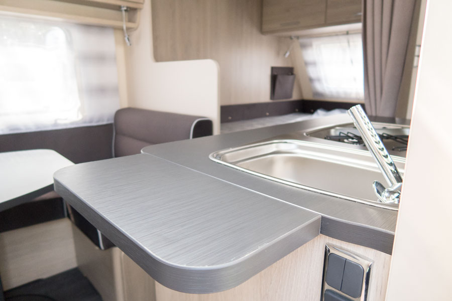 Mange gode detaljer - her en klap til at klappe op så man får lidt mere køkkenbordsplads