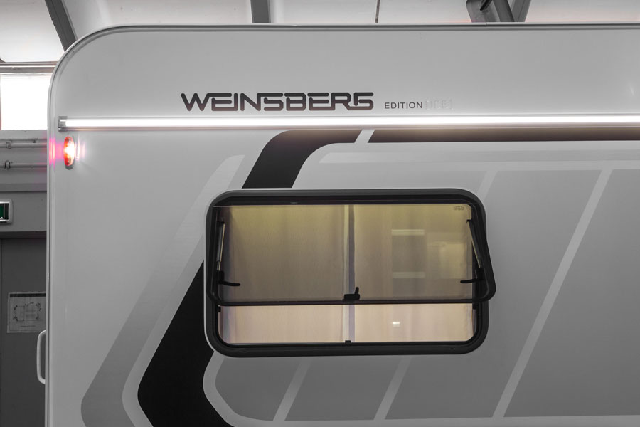 740 UDF Edition Ice har børneværelse i midten og soveværelse til de voksne i bagenden.