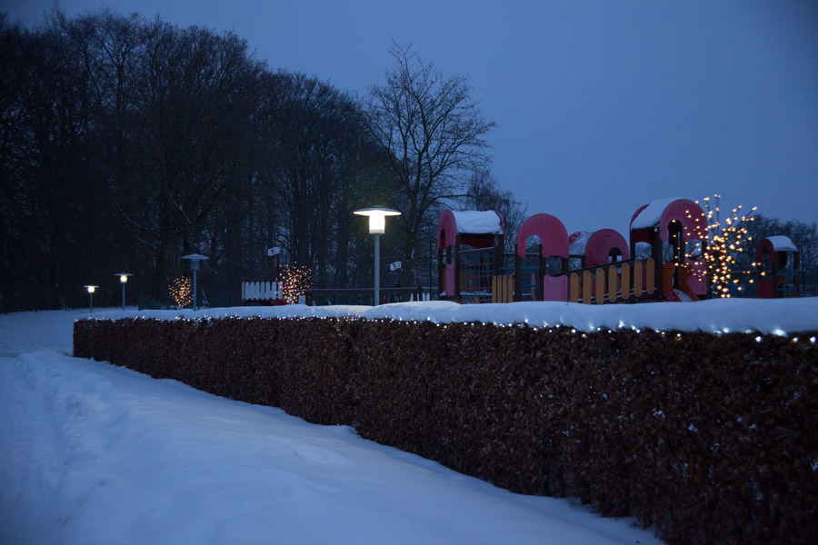 Det er fint og hyggeligt med lys i træer og hække