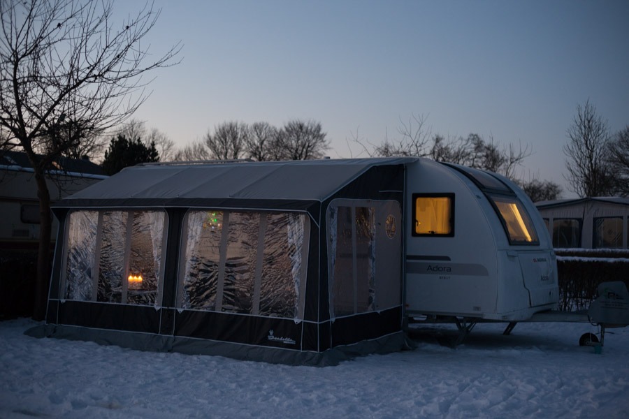 Vintercamping er super hyggeligt, og man kan tage på vintercamping i de fleste campingvogne