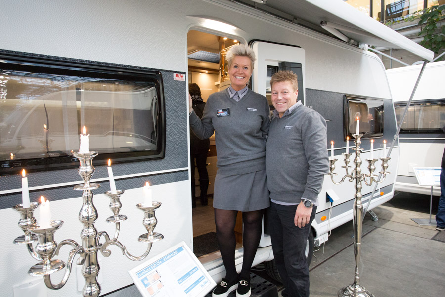 På Hobbys stand kunne man blandt andet se denne Hobby Excellent 560 Cfe kampagne model. Her er Bettina og Kåre fra Caravan Crentret Brohallen, der viser campingvognen frem.
