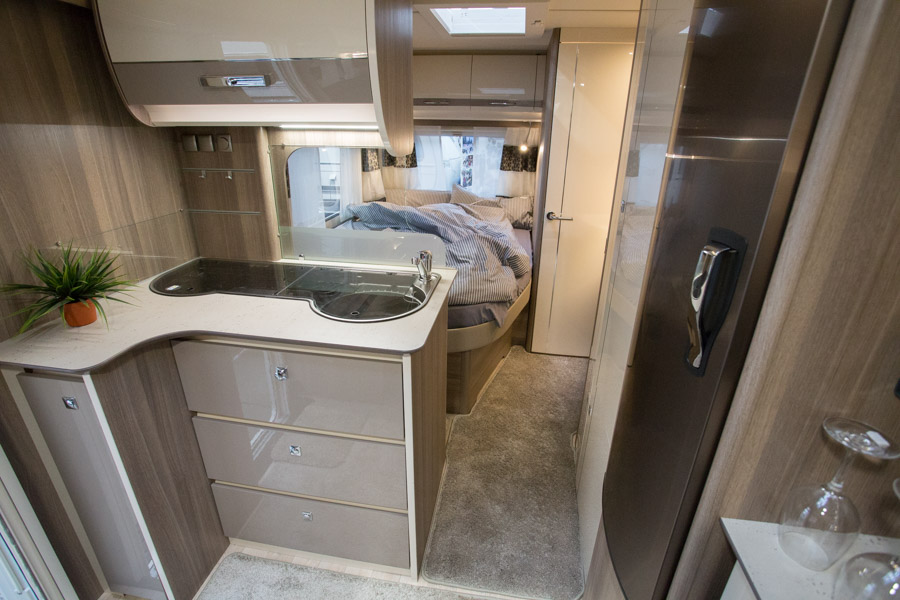 Her kunne man bl.a. opleve Fendt Tendenza 495 SFR kampagnemodel, der er noget anderledes indrettet med vinkelkøkken lige inden for døren.
