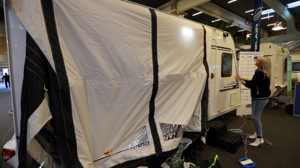 Kampa Easy Awning Pulling 01a