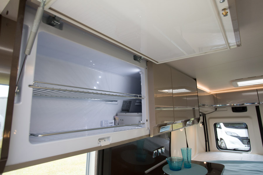 På flere af VAN-modellerne er overskabet over køkkenet indrettet med et kompressorkøleskab