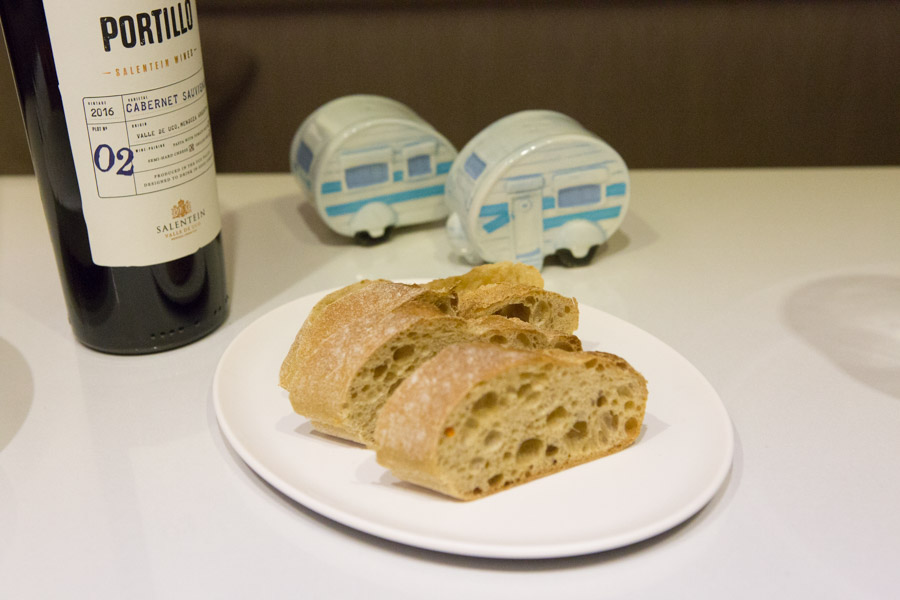 Her har vi brugt en frokosttallerken som brødbakke