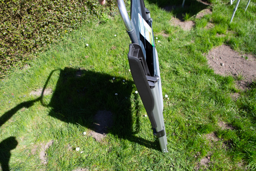 Stellet er af den nye type, der ikke fylder særligt meget når de er klappet sammen. Stolene har en højde på ca. 9 cm. i sammenklappet tilstand, så der kan sagtens ligge 4 stole oven på hinanden f.eks. under sengen i campingvognen.