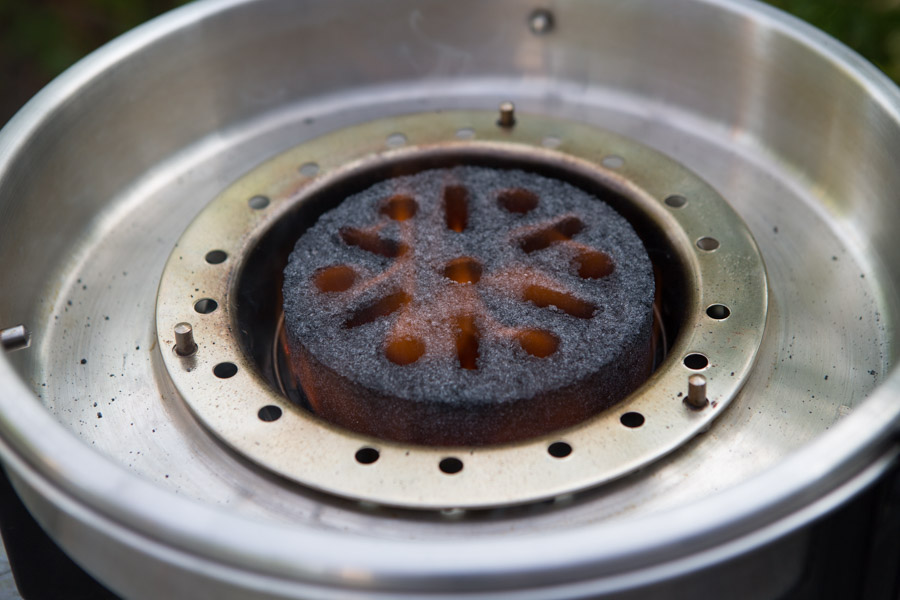 I brændkammeret kan man både bruge almindelige briketter eller som her – en BBQ briket