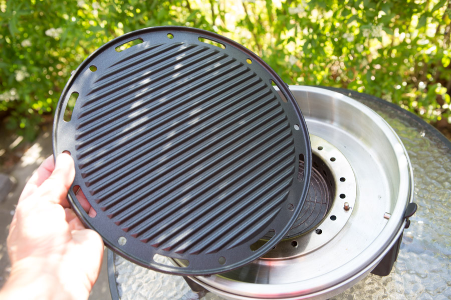 Grillpladen er belagt med teflon og er rillet på den ene side