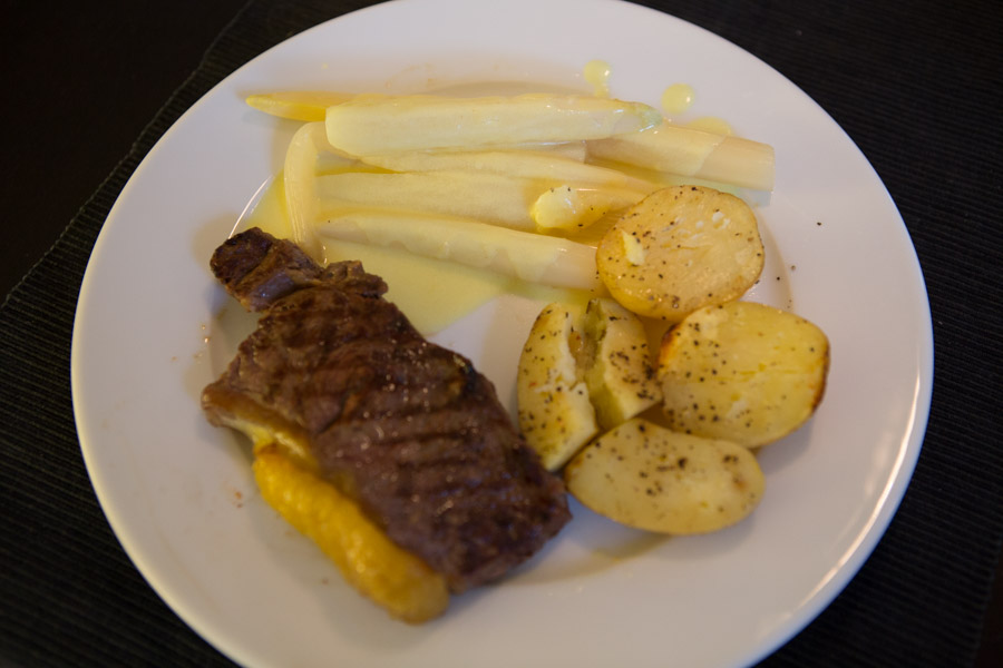 Resultatet taler næsten for sig selv. De friske asparges er dog ikke lavet på grillen. De blev kogt mens at bøfferne blev grillet.