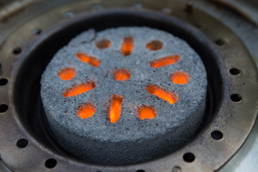 Man kan næsten fornemme varmen fra den store BBQ briket
