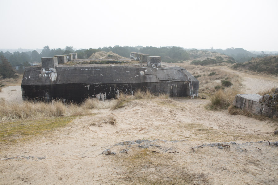 Den gamle kanonstilling ligger som en kolos i sandet som et vidnesbyrd om Atlantvolden, Hitlers enorme bunkers-projekt. Murene i bunkerne er af 3,5 m. tyk beton, og de var designet til at kunne modstå en direkte træffer af en 1.200 kg. bombe.
