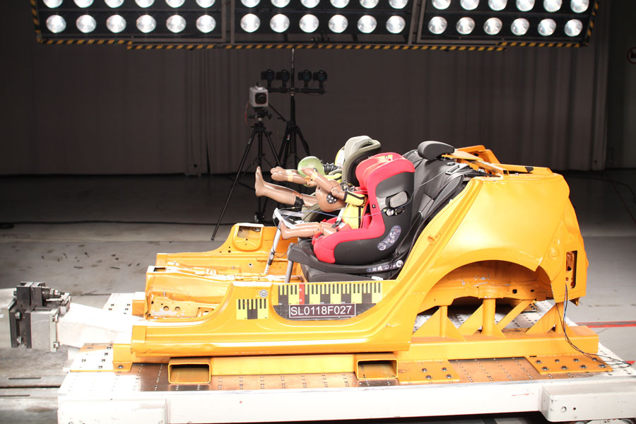 Det ser voldsomt ud, når FDM og de europæiske bilklubber tester autostole. Testen viser, at stolene gennem årene er blevet meget mere sikre. (Foto: FDM/ADAC)