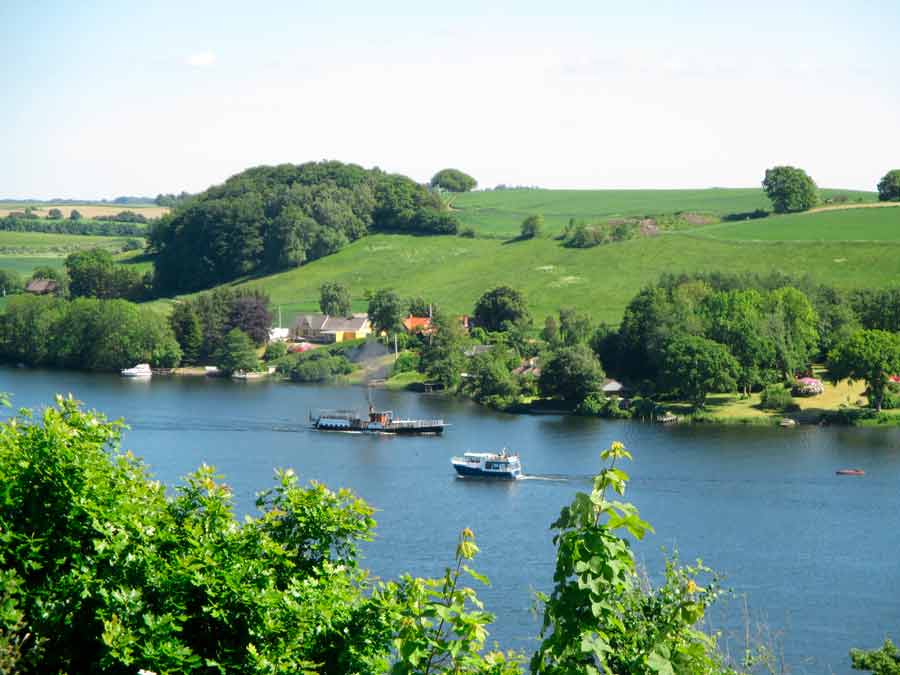 Udsigten på Terrassen Camping ved Silkeborg er enestående. Natur så langt øjet rækker. Julsø lige nedenfor pladsen og Himmelbjerget i baggrunden. Båden tager dig til Ry, Himmelbjerget eller Silkeborg. Desuden kører det lokale tog nedenfor Terrassen Camping direkte ind i hjertet af Silkeborg og Aarhus. Nem og bekvem adgang til byliv med shopping, kultur, spisning og underholdning.