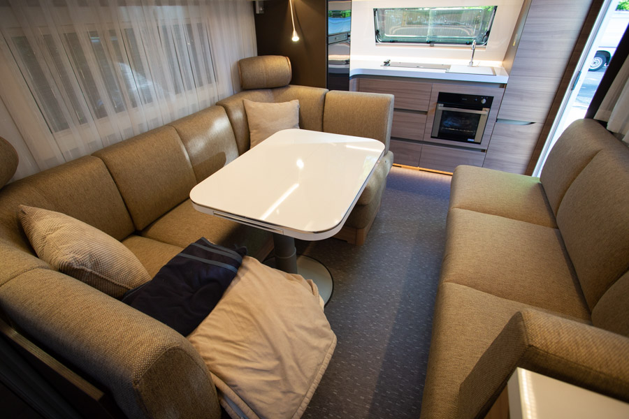 Adria Alpina 663 HT er indrette med et stort køkken forrest i campingvognen. Det var en af de ting vi vægtede højt ved valgte af ny campingvogn.