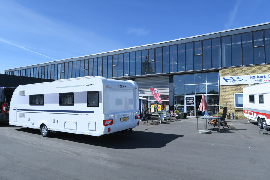 Så er vores nye campingvogn hægtet på krogen, og vi er på vej hjem fra Holbæk Caravan Center