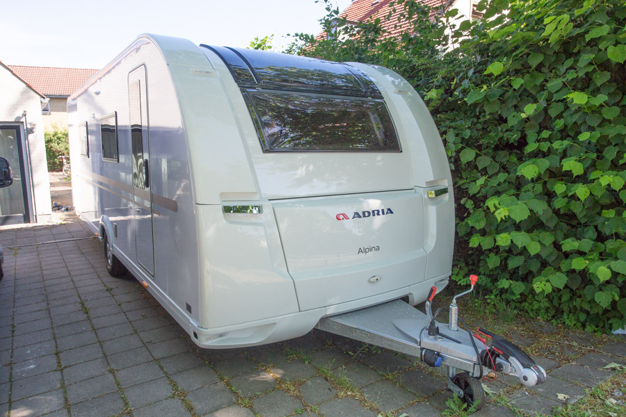 Så kom der en ny campingvogn i indkørslen. 