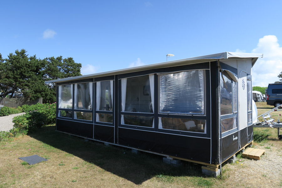 Man kan leje campingvogne med Villa fortelte på Henne Strand Camping. 