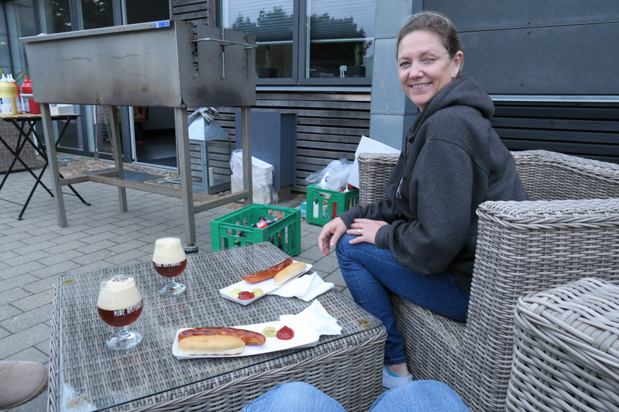 Grill-pølser og Henne Strand Campings eget øl passer fint til VM-kampen mellem Danmark og Peru