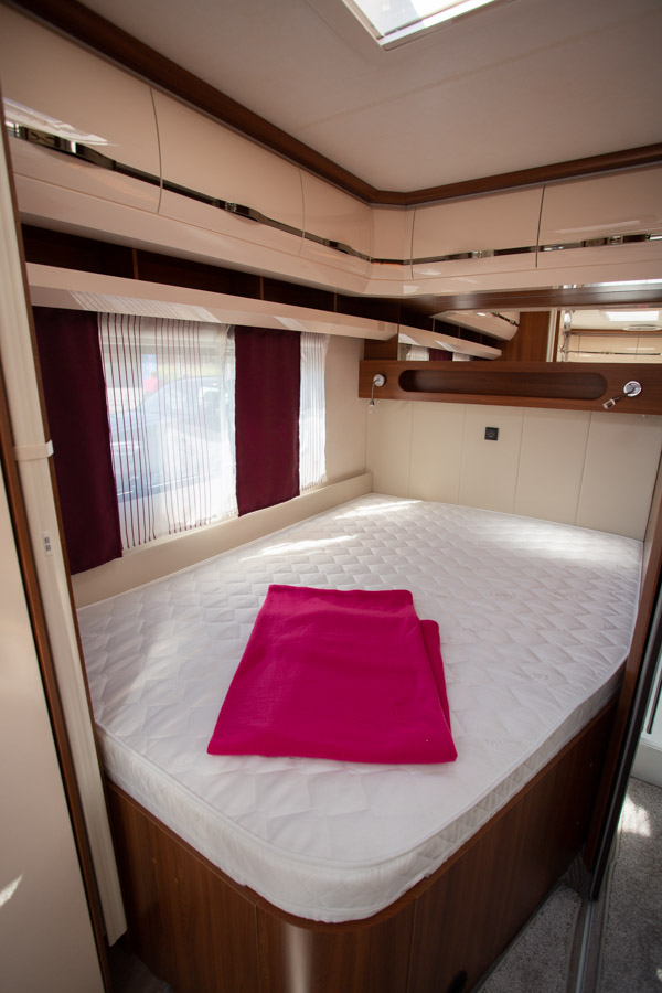 Prestige 540 FU er indrettet med fransk dobbeltseng