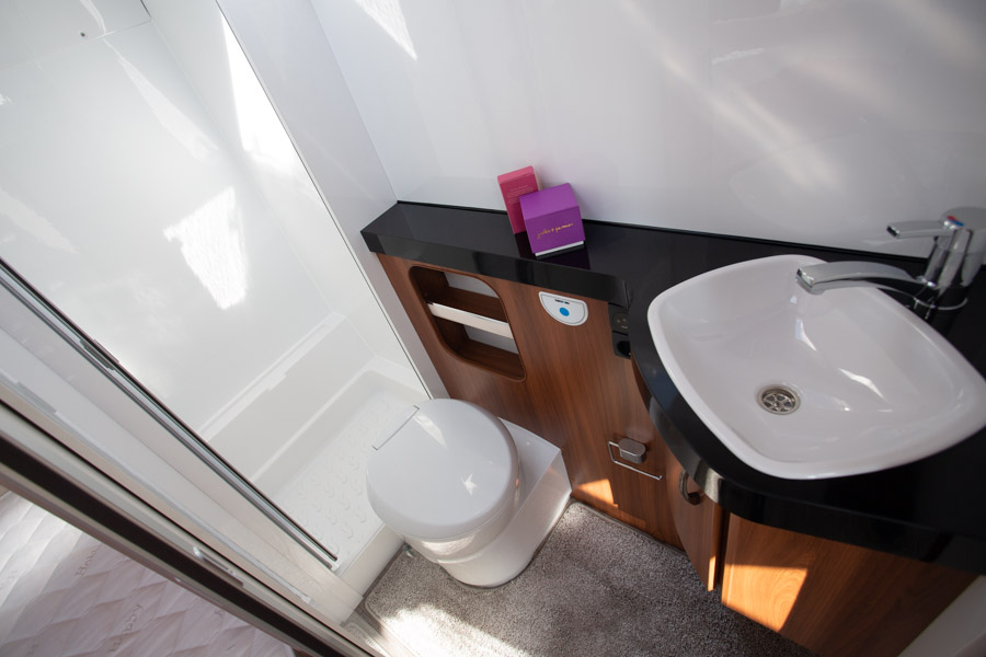 Badeværelset i Prestige 540 FU er indrettet med brusekabine lige bag toilettet