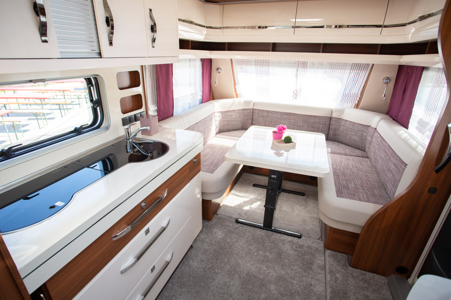 Køkkenet og rundsiddegruppen i Prestige 540 FU. Bemærk hvor meget plads der er foran køkkenet.