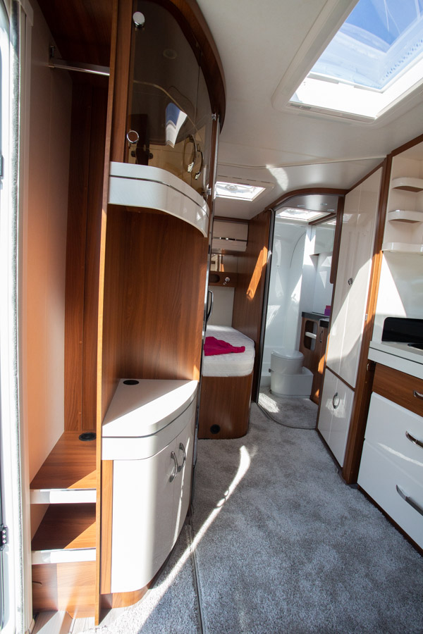 En smart detalje er et garderobeskab lige ved indgangen til overtøj. 