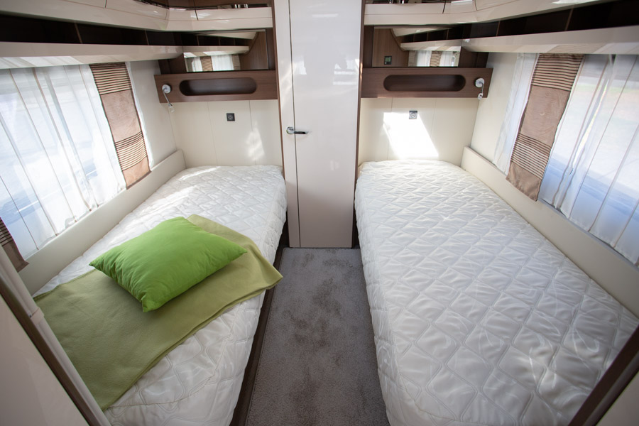 Prestige 720 WLC er indrettet med enkeltsenge. Døren mellem sengene fører ud til badeværelset