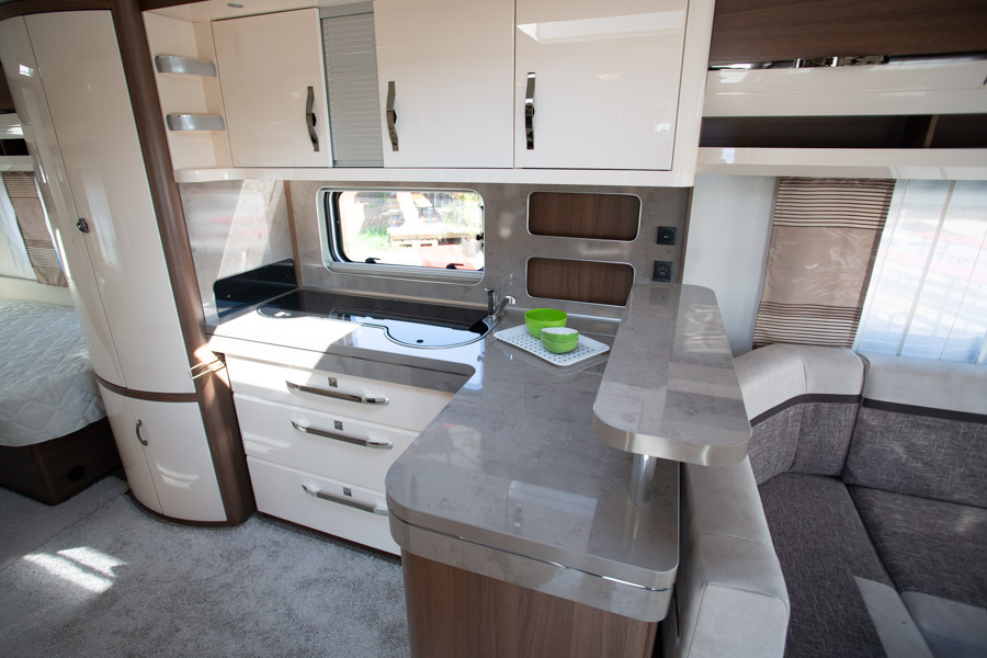 Køkkenet i Prestige 720 WLC er stort og funktionelt