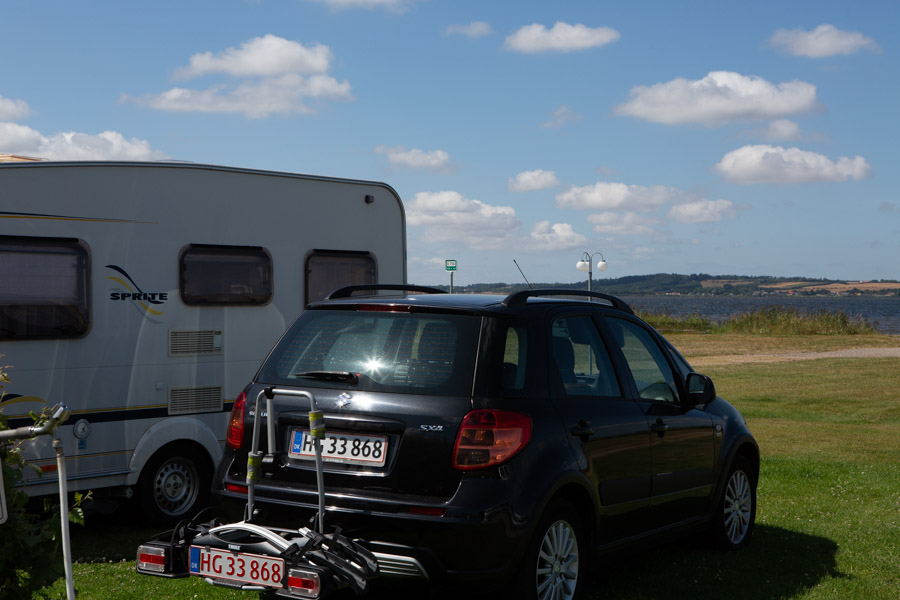 Campingpladsen ligger i 1. række til Limfjorden