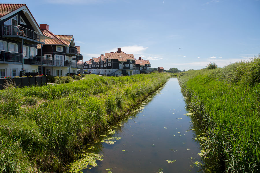 Turen fra campingpladsen ned til byen fører over en lille å