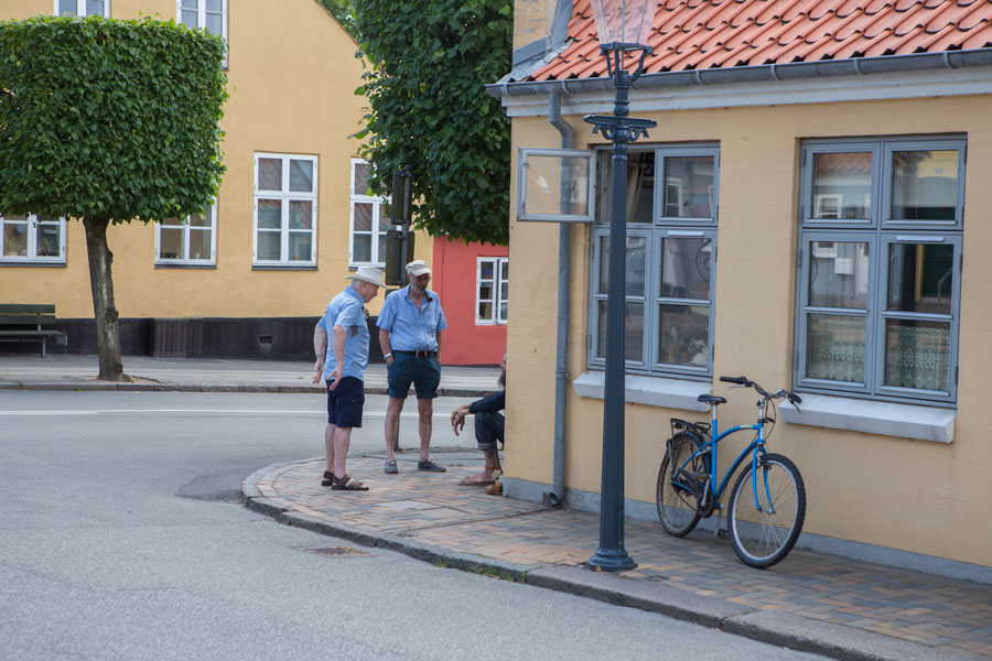 De lokale mødes på gadehjørnerne til en sludder