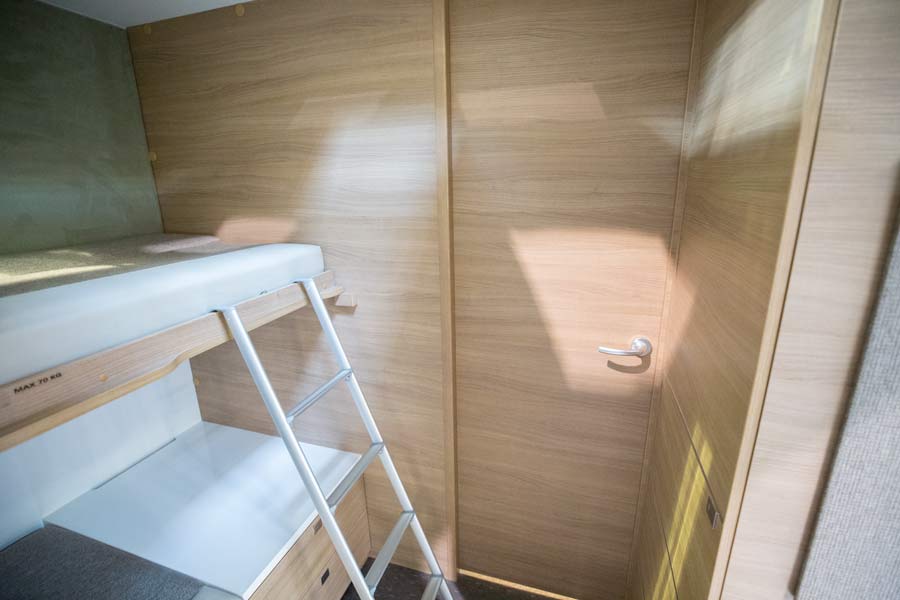 Døren der lukker af til resten af campingvognen kan også bruges til at lave badeværelset om til et stort tværstillet badeværelse