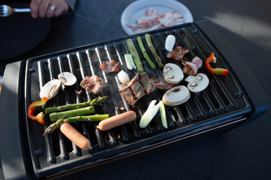 Man kan grillen maden efterhånden som den spises. Nærmest ligesom ved Raclette.