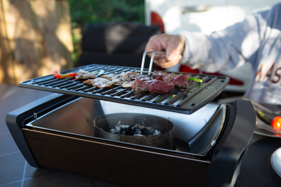 Der medfølger greb til at løfte den varme grillplade