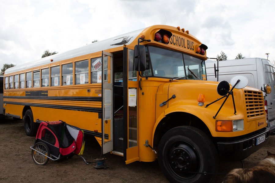 Her er det en amerikansk skolebus, der er bygget om til camper