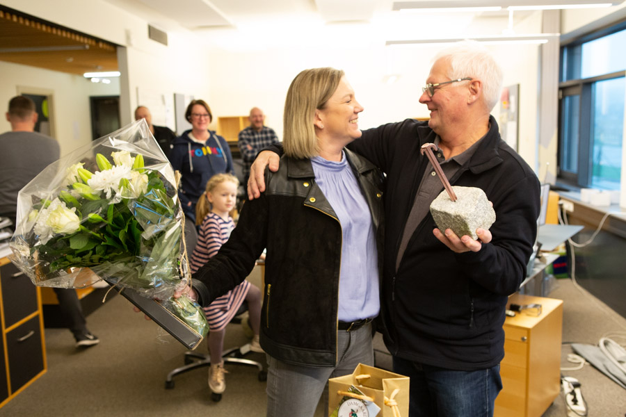 Tommy Boisen blev både glad og overrasket, da Ann Karina fra AltOmCamping.dk overraskede ham på hans sidste arbejdsdag, og overrakte ham æresprisen.