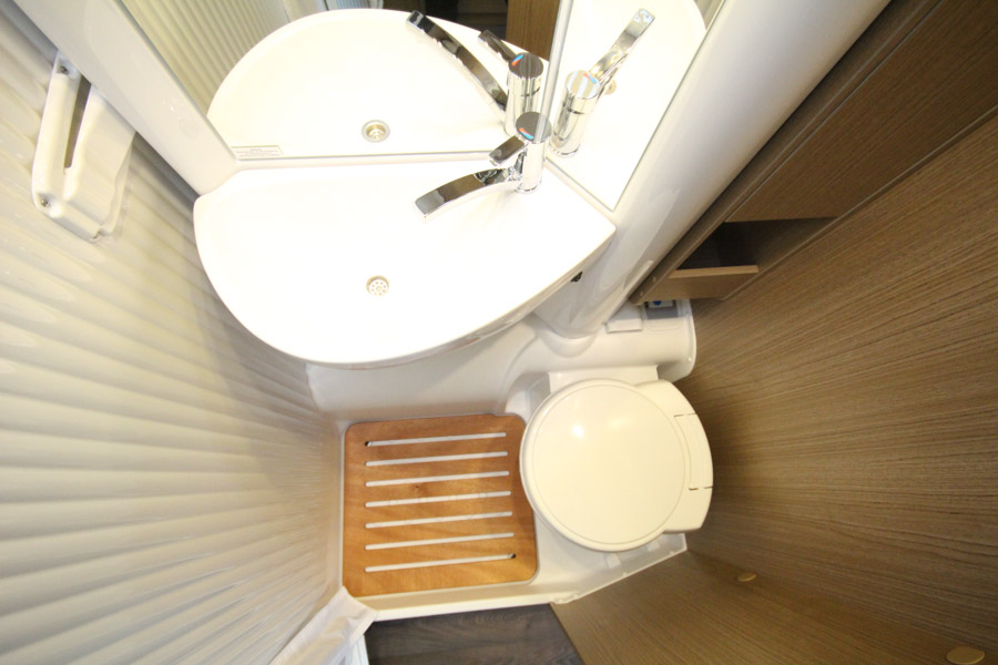 Badeværelset i Carado V337 har svingvæg, så vask og&nbsp;&nbsp;toilet kan dækkes af når der bades.&nbsp;