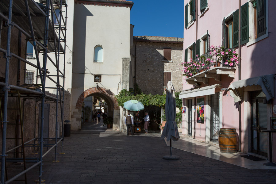 Bardolino er bare SÅ italiensk. Små krogede gade, farverige huse, og masser af blomster