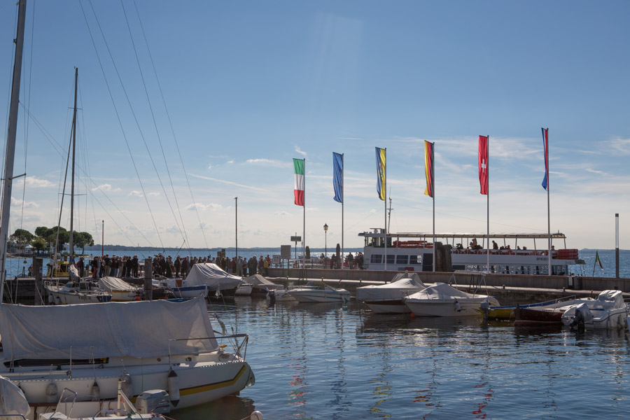 Havnen i Bardolino. Der udgår flere turbåde fra havnen, så det er muligt at komme ud og sejle på søen