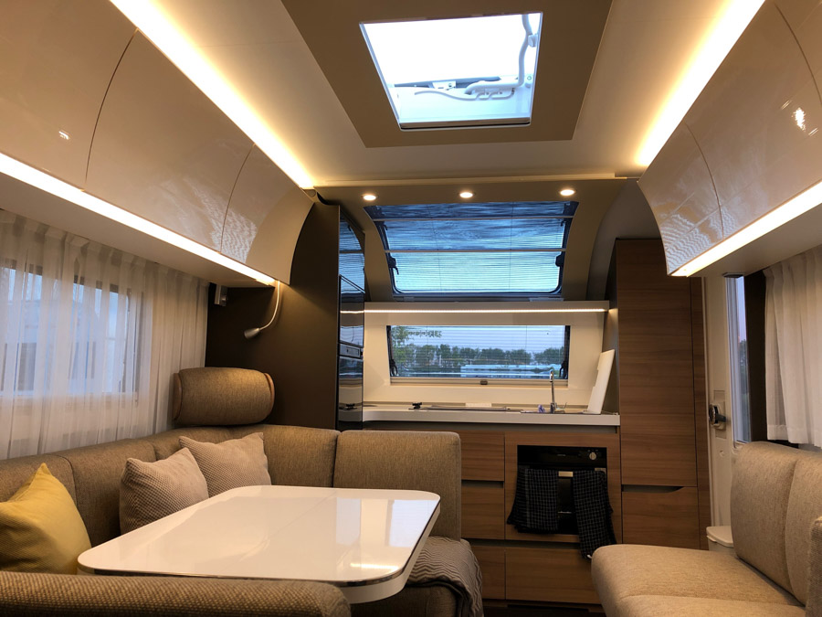 Vores intention er at bruge strøm med omtanke, men ikke nødvendigvis at spare. Så der fuldt blus på lyset i campingvognen – præcis som vi plejer.