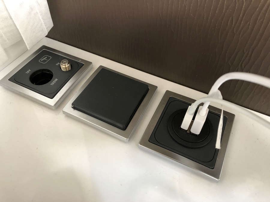 Dejligt med USB-udtræk i campingvognen. Der lader vi bl.a. vores telefoner op